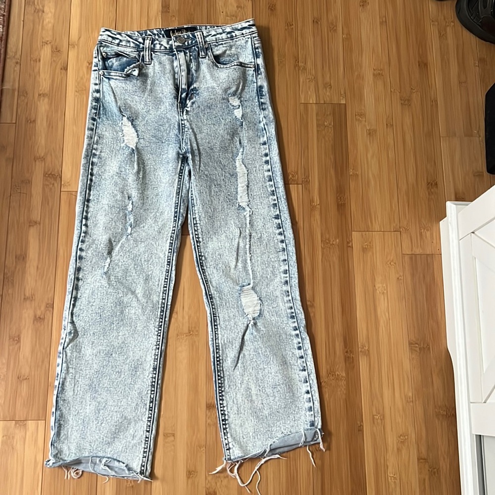Size 3/25 Distressed jeans 🦋